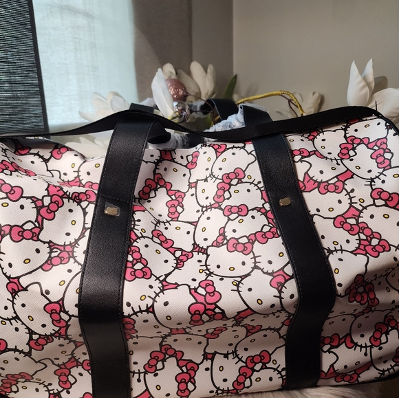 Hello Kitty Duffel Bag Carry On 18" new - Picture 5 of 8